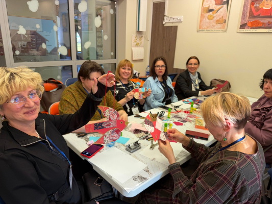 Встреча закончилась необычным мастер-классом «Птица-радость», каждый участник сделал яркое украшение для дома из ткани и картона в форме птицы