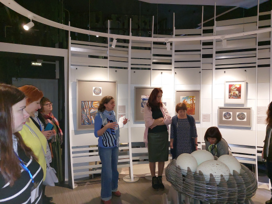3 марта участники семинара посетили Музей изобразительных искусств Республики Карелия. Ученый секретарь музея Людимла Никифорова поделилась опытом реэкспозиции музея.