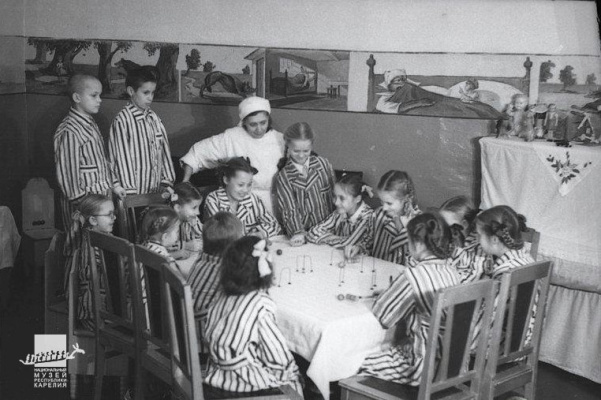 Проведение занятий для выздоравливающих детей в детской больнице, 1956 год, /КГМ-61999/1/