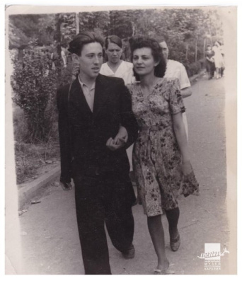 Борис Одлис и Ася Домнич на прогулке, 1947 год /КГМ-77205/