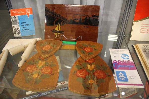 Сувенирная продукция СМЛК на выставке Регионального музея Северного Приладожья. Фото А.Машигиной