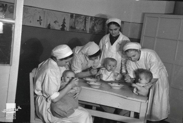 Кормление маленьких детей в присутствии дежурного врача в детской больнице, 1956 год, /КГМ-62000/1/ 