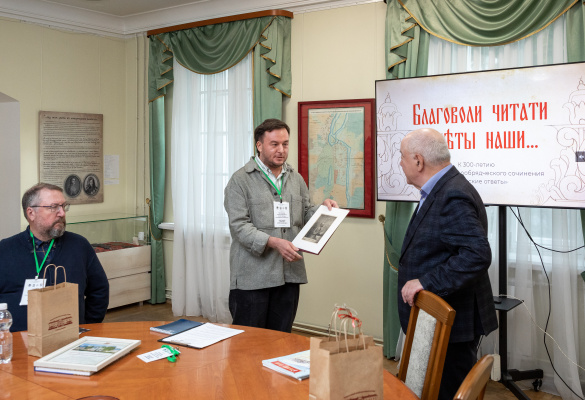 На открытии выставки «Благоволи читати отвѣты наши…» коллекционер Максим Максимов преподнес музею подарок