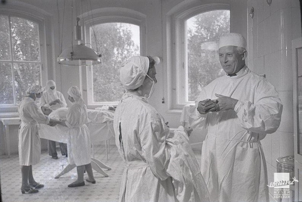 Хирург Василий Баранов в операционной больницы, 1949 год, /КГМ-58660/