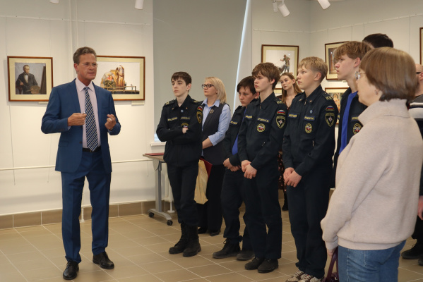 Начальник музея-памятника «Спас на Крови» Илья Демидов и кадеты седьмой школы, которым довелось присутствовать на открытии экспозиции