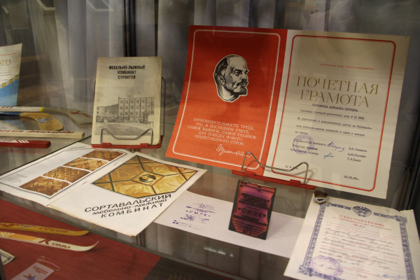 Документы по истории СМЛК на выставке в Региональном музее Северного Приладожья. Фото А.Машигиной