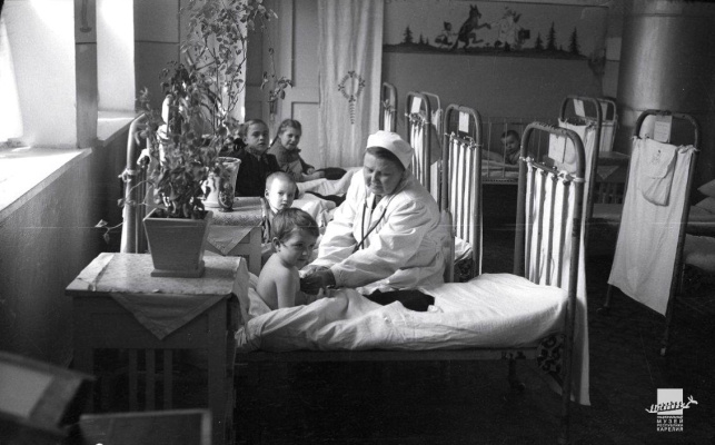 Врач Лилли Халонен обходе в детской больнице города Петрозаводска, 1953 год, /КГМ-60224/1/