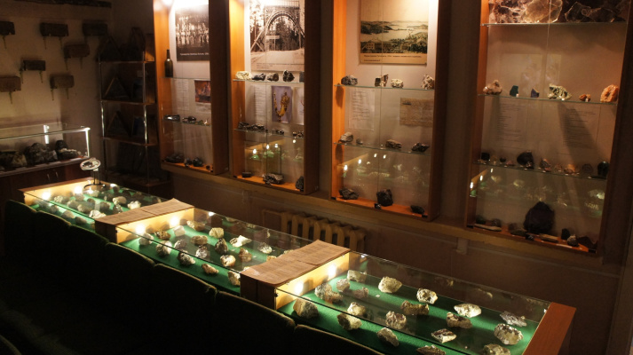 Часть экспозиции "Камни и минералы"