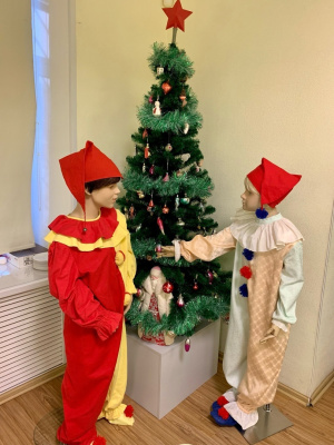Гостей выставки встречают два веселых Петрушки, одетых в новогодние костюмы прошлого века