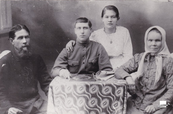 Фотокопия с оригинала 1920-х гг.  Грешникова Светлана Петровна с матерью, дядей (брат матери) и мужем