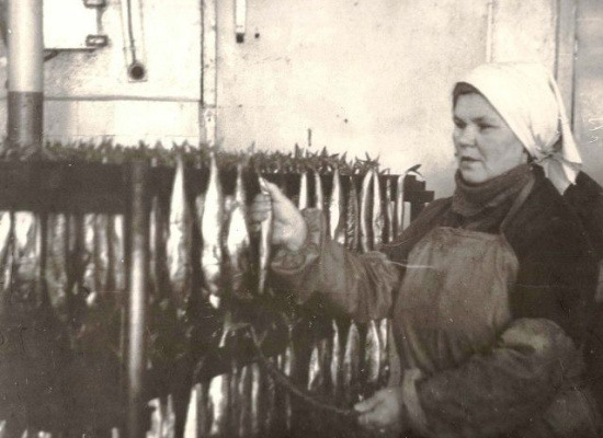 В коптильном цехе ББГЛ З.И. Горошко, 1980-е гг. Из архива БРКМ