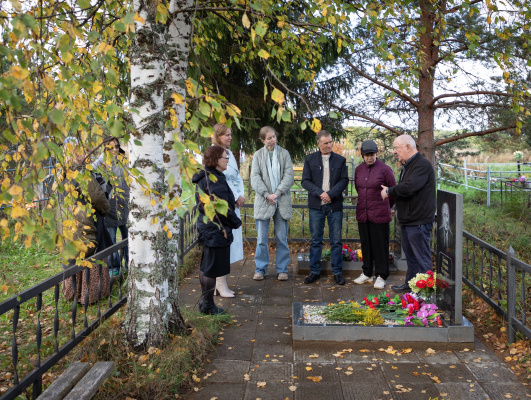 В начале торжественного дня гости собрались около мемориала, чтобы почтить память Рюрика Лонина.