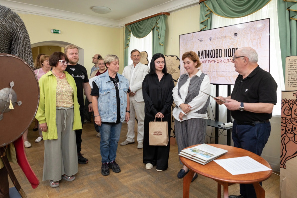 Директор Национального музея Карелии Михаил Гольденберг вручает благодарственные письма сотрудникам музея-заповедника "Куликово поле"