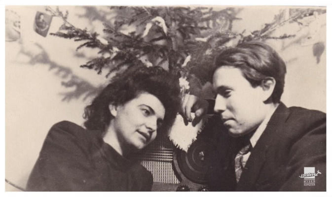 Супруги Одлисы Борис и Ася встречают Новый год, 1950-е годы /КГМ-77204/