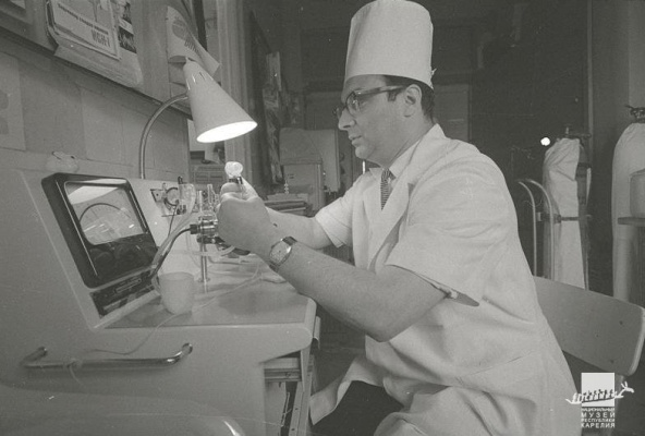 Анатолий Зильбер - заведующий отделением анестезии и реанимации Республиканской больницы, 1970 год, /КГМ-68549/