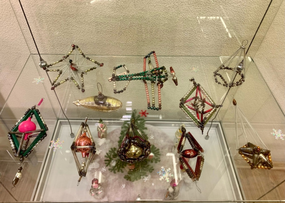 В светящихся витринах представлены 340 новогодних елочных игрушек из фонда музея и частных коллекций