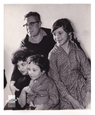 Борис Одлис с женой Асей, сыном Давидом и дочерью Натальей, 1960-е годы, /КГМ-77201/
