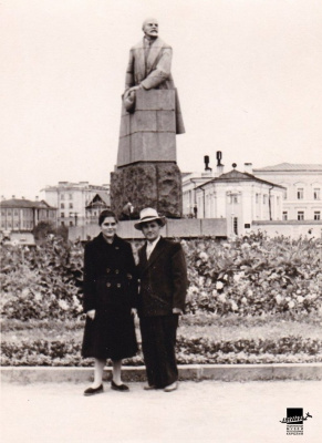 Фото. Гавроев В.И. с супругой на фоне памятника В.И. Ленину. 1970-е годы