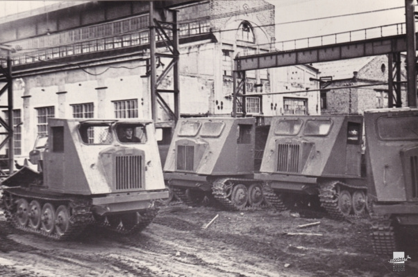 Фотография. Партия трелёвочных тракторов ТДТ-40 во дворе Онежского тракторного завода (1956-1963 гг.).