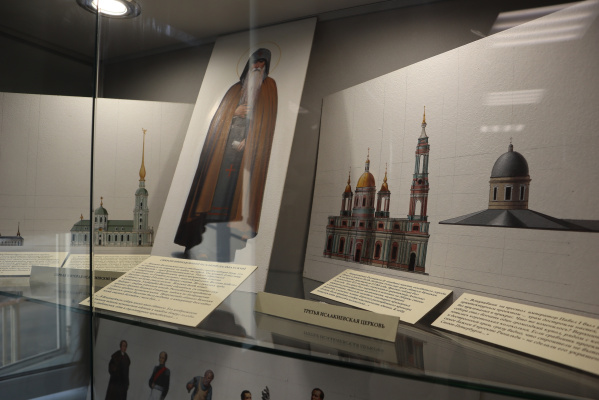 Экспозиция представляет серию живописных работ, которая была специально создана для детской книги «Исаакиевский собор и его создатели. 1818-1858»