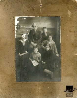 Фотография. И.М. Зыков с семьей